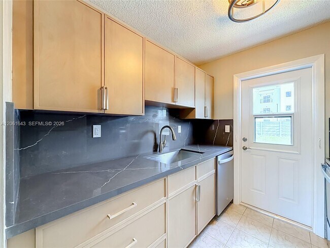 Building Photo - 6211 SW 37th St