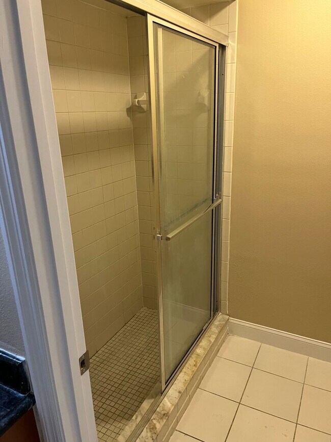 Building Photo - Spacious 3/3 home in Highlands