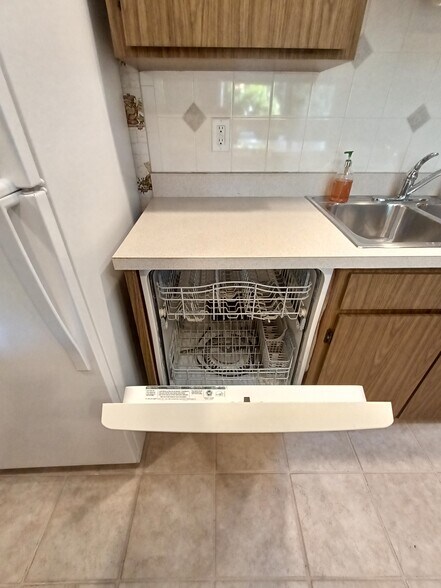 Dishwasher - 818 Hand Ave