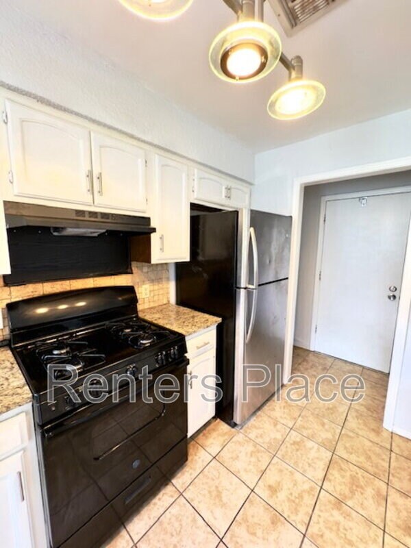 Building Photo - 212 E Austin St