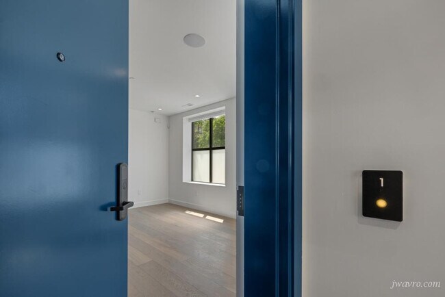Building Photo - 1101 S Van Ness Ave