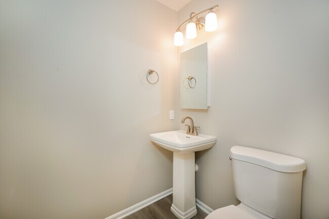 Building Photo - 711 Shady Creek Dr