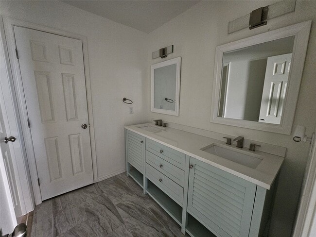 Building Photo - 105 E Wavy Oak Cir