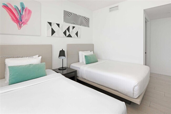 Building Photo - 4010 S Ocean Dr