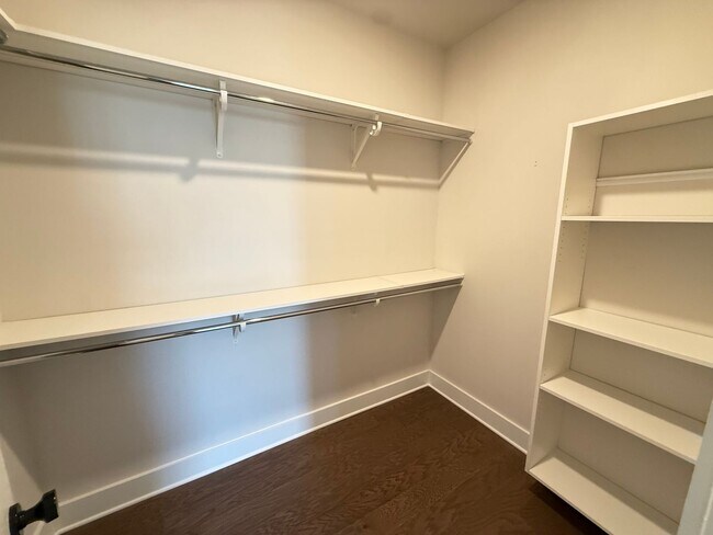 Building Photo - Spacious Modern End-Unit Davidson Townhome - Lake Davidson Access