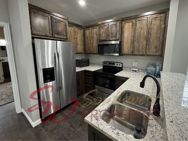 Building Photo - Modern 3 Bed / 3 Bath Duplex Near Campus – Lawncare Included!