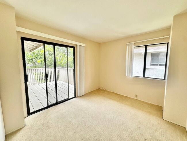 Building Photo - Spacious Condo with A Large Patio and Upstiars Balcony! Parking and Water Included!