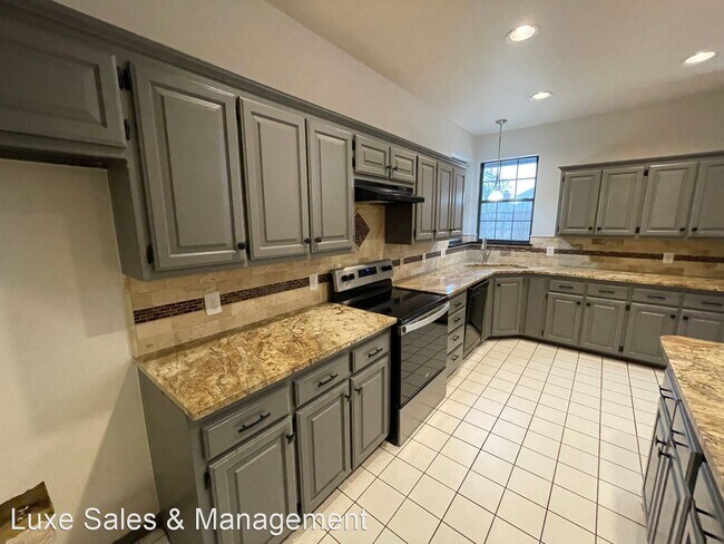 Building Photo - 4 br, 3 bath House - 1218 Three Oaks Circle