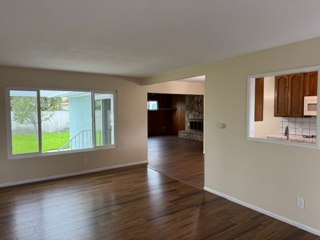 Building Photo - Beautiful 3 bedroom 2 bath HOME . . .  Clo...