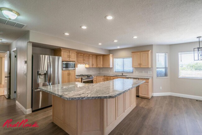 Building Photo - Spacious 6 Bedroom Home with a Balcony!