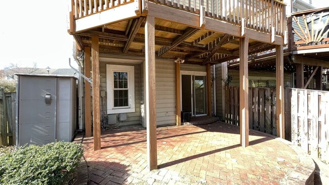 Building Photo - End Unit Townhouse in North Stafford