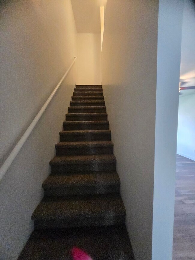 Building Photo - 3 Bed 2 Bath Townhouse for Rent!