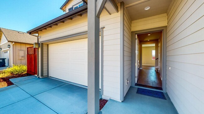 Building Photo - Bright and beautiful Home in Coffey Park! ...