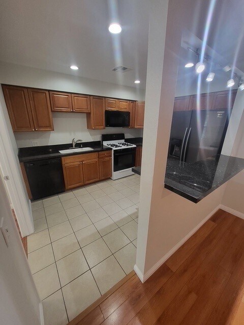 Building Photo - 3914 W Victory Blvd