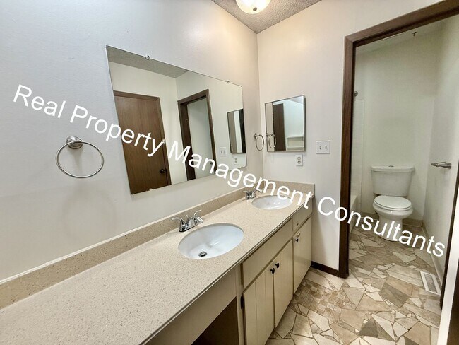 Building Photo - Move in Discount on 5-Bedroom Townhome