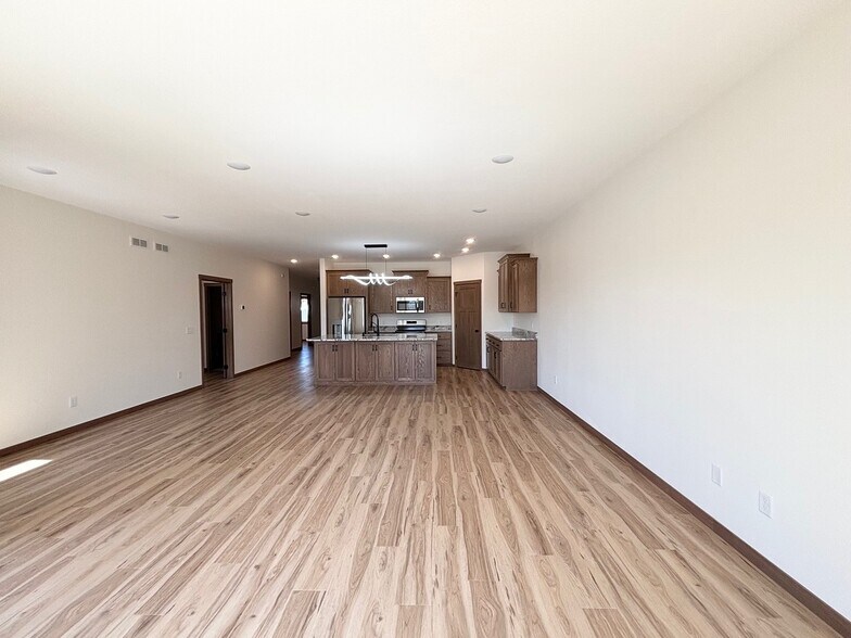 Building Photo - 575 Main St W