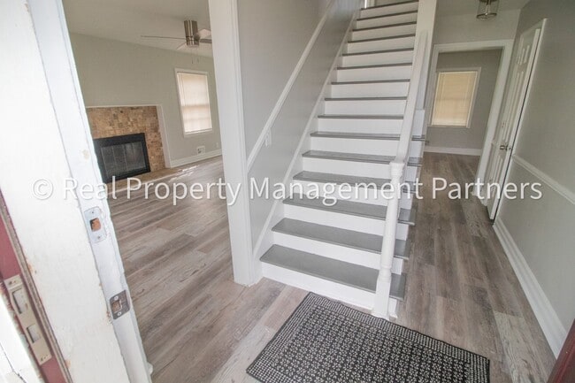 Building Photo - 1 Room for Rent in a 6-Bedroom Student Hom...