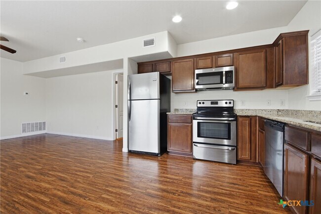 Building Photo - 302 W San Antonio St