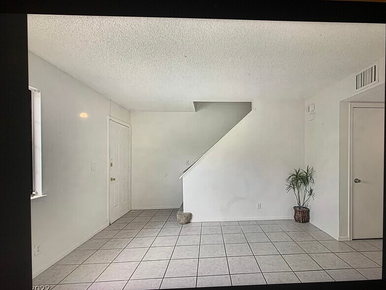 Living area - 7095 Burcot Ave