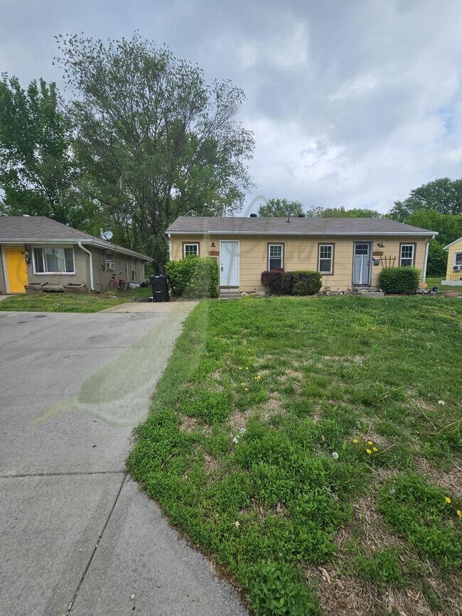 Primary Photo - 10816-10818 E 19th Terrace S