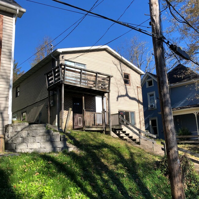 Building Photo - 3 Bed/2.5 Bath Home in Wiles Hill - Available May 20th!