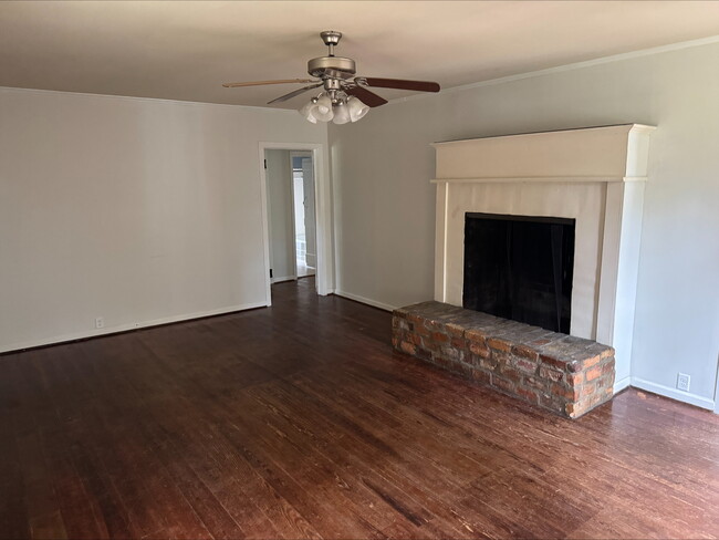 Living Room - 1904 Jeanette St