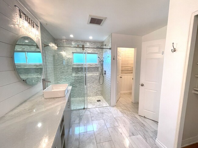 Building Photo - Updated 2 bedroom townhome in Manhattan Vi...