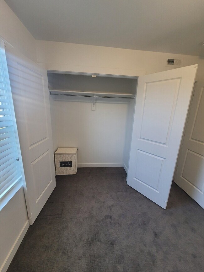 Building Photo - "Spacious 4-Bed Townhouse with Scenic View...