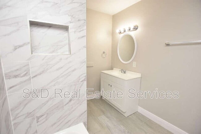 Building Photo - 2241 9th St SE