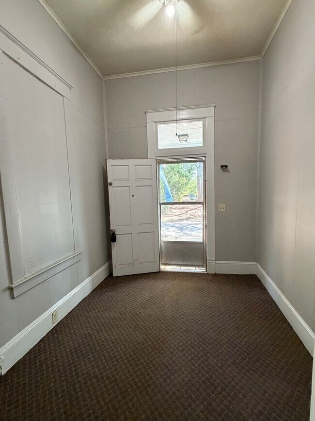 Building Photo - 426 Boulevard St