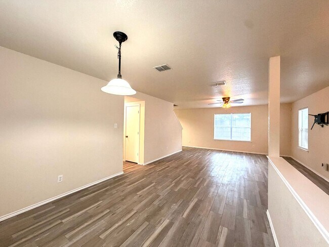 Building Photo - Lovely 3 Bedroom 2.5 Bath with easy access to shopping, schools, I-1604, I-410, Hwy 151, SeaWorld...