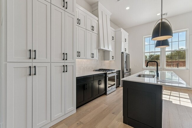 Building Photo - Townhome 2 bed 2.5 Bath "The White Workroom" in The Heart of Selah