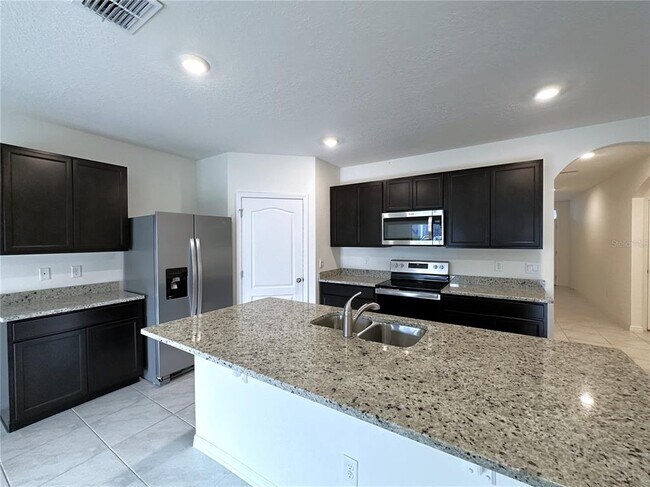Building Photo - 487 Lily Ln