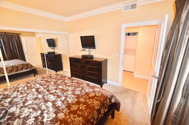 Building Photo - Meridian Luxury 1 Bed/1Bath Condo in Resort Style Community.