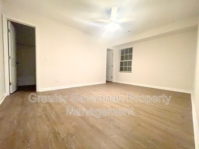 Building Photo - 402 E 3rd St