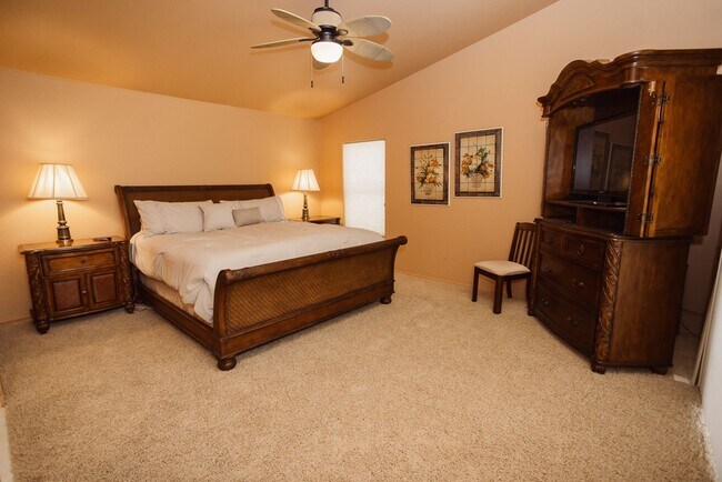 Building Photo - Lake Vacation!! 3 Bed 2 Bath POOL Home!!
