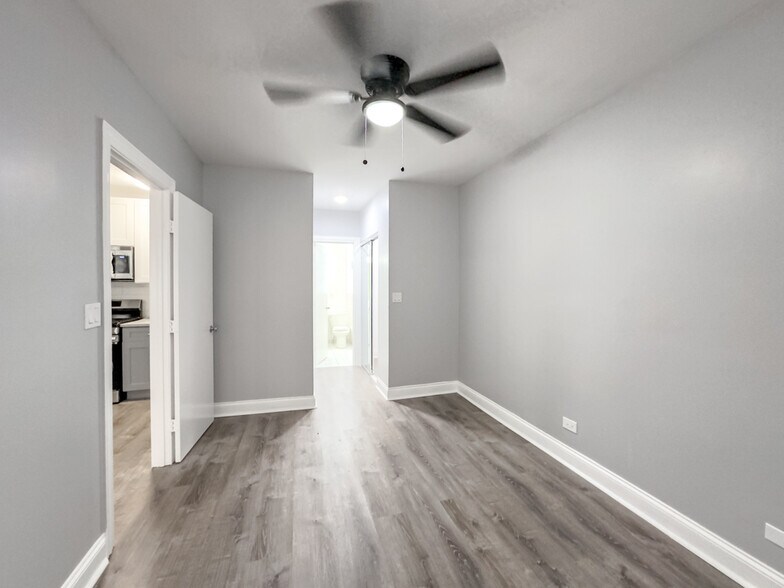 Building Photo - 4241 N Kenmore Ave