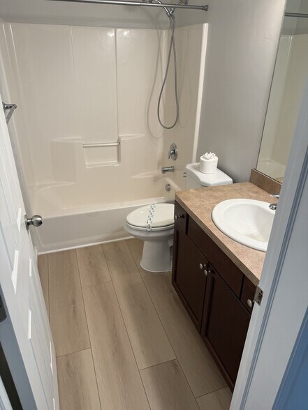 Building Photo - 610 N 400 W