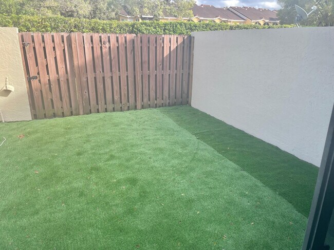 Building Photo - 2700 S Oakland Forest Dr