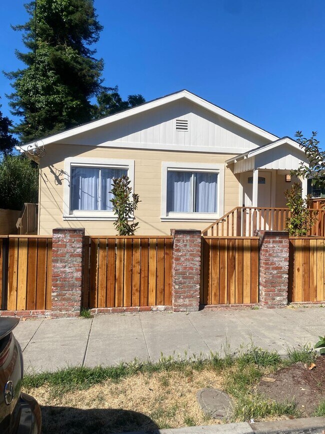 Building Photo - 4331-4333 Brookdale