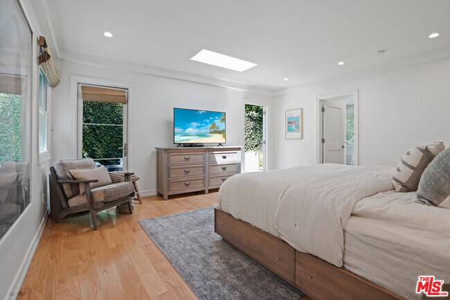 Building Photo - 215 S Medio Dr