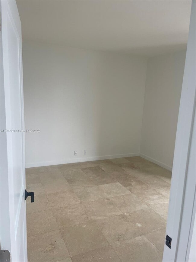 Building Photo - 520 Brickell Key Dr