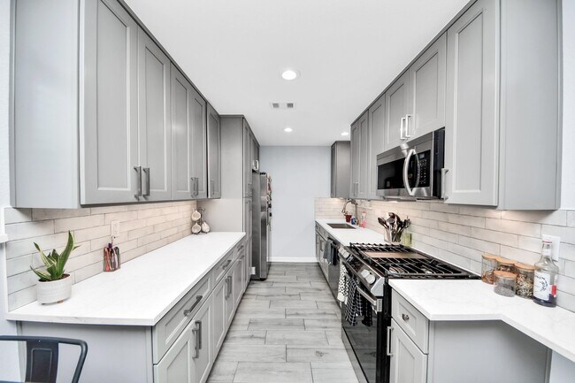 Building Photo - 834 Ellington St