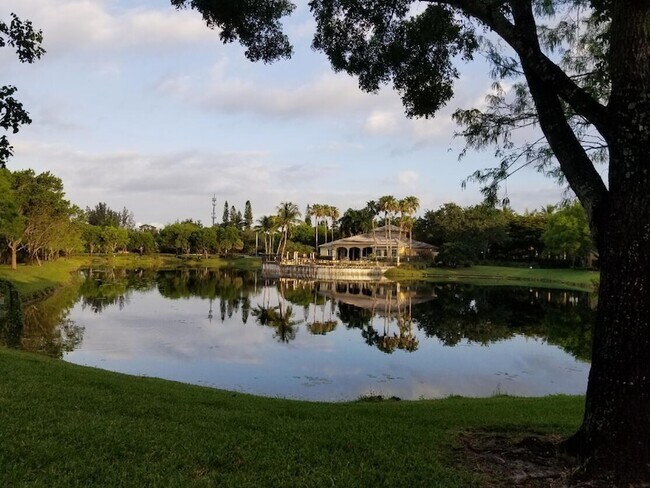 Building Photo - 1700 Crestwood Ct S