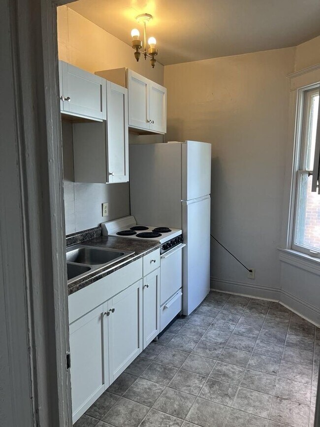 Building Photo - 605 S Spring Ave