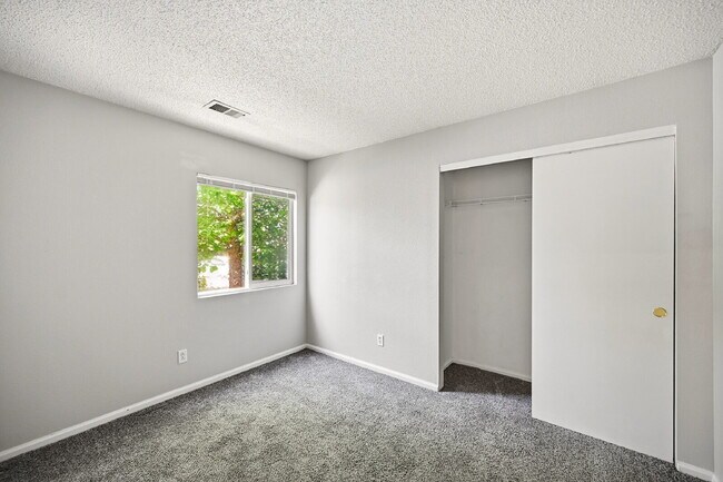Building Photo - $2,495.95 - 3 Bed, 2 Bath Home in Denver with Central AC and Fenced in Yard!