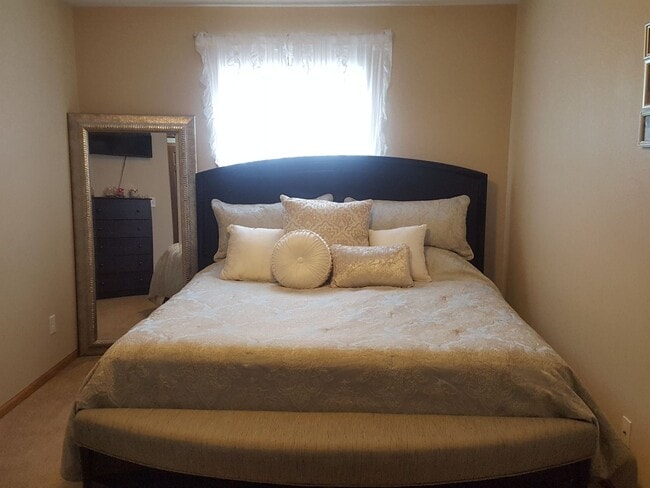 Building Photo - Now leasing for May 2026! FOUR BEDROOM AND...