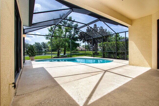 Building Photo - Luxurious Lakefront Living: Spacious 4-Bedroom Home with Pool and Guest Suite in Lakewood Ranch