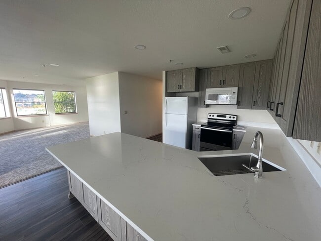 Building Photo - Absolutely stunning View! 2 bed condo downtown on the water!