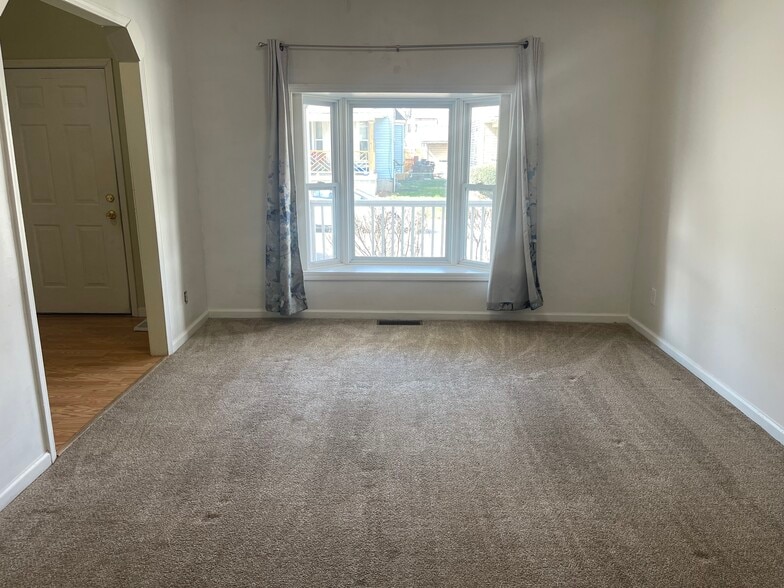 Building Photo - 2330 Parkland Ave